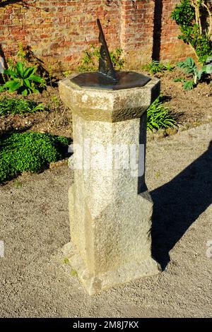 Meridiana in bronzo su una colonna di pietra scolpita - John Gollop Foto Stock