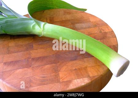 Porro appena tirato su un tagliere di legno - John Gollop Foto Stock