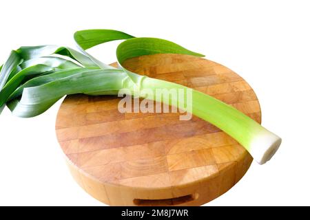 Porro appena tirato su un tagliere di legno - John Gollop Foto Stock