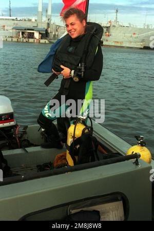 Photographers Mate Second Class (ph2) Malika Bean, l'unica subacquea femminile in un'unità da combattimento, si prepara a fare un'immersione di allenamento. IL PICCOLO ufficiale Bean sarà presente alla scuola di immersione di prima classe in primavera. Base: Norfolk Stato: Virginia (VA) Nazione: Stati Uniti d'America (USA) Foto Stock