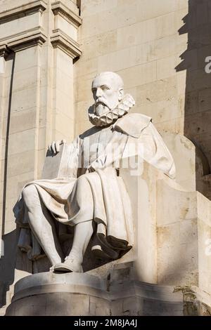 Monumento e fontana a Miguel de Cervantes, scrittore spagnolo, poeta, drammaturgo e soldato, in Plaza de Espana (Piazza Spagna), Madrid, Spagna, Europa. Foto Stock