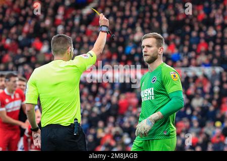 Middlesbrough, Regno Unito. 14th Jan, 2023. L'arbitro Matthew Donohue assegna un cartellino giallo a George Long #1 di Millwall durante la partita del campionato Sky Bet Middlesbrough vs Millwall al Riverside Stadium, Middlesbrough, Regno Unito, 14th gennaio 2023 (Foto di James Heaton/News Images) a Middlesbrough, Regno Unito il 1/14/2023. (Foto di James Heaton/News Images/Sipa USA) Credit: Sipa USA/Alamy Live News Foto Stock