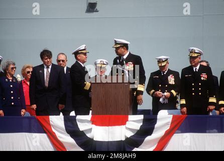 Durante la cerimonia di messa in servizio della nave di supporto di combattimento veloce USS SUPPLY (AOE-6) presso la Naval Air Station North Island, il Vice Ammiraglio John P. Reason, Comandante Naval Surface Force Atlantic, sale fino alla piattaforma parlanti per rivolgersi al pubblico riunito. Base: San Diego Stato: California (CA) Paese: Stati Uniti d'America (USA) Foto Stock