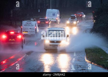 Bridgwater Road, nr per l'aeroporto di Bristol, North Somerset, Regno Unito. 12th gennaio 2023. / I veicoli incontrano strade navigabili vicino all'aeroporto di Bristol. Foto Stock