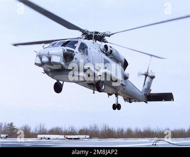 Un elicottero SH-60B Seahawk completa il recupero assistito, trasporto sicuro Traverse (RASH) sulla piattaforma fissa sopraelevata presso il sito della Naval Air Warfare Center Aircraft Division durante l'addestramento all'interfaccia dinamica. L'helo è volato dai piloti di prova LT. Jeff Danielson e LT. Kevin Delamer. La piattaforma sopraelevata a Lakehurst è un ponte di volo simulato e una struttura di fronte hangar di poppa di varie classi di navi nella flotta di oggi. Include tutte le luci e i dispositivi di ausilio all'atterraggio compreso il sistema DI ERUZIONE CUTANEA. Base: Lakehurst Stato: New Jersey (NJ) Nazione: Stati Uniti d'America (USA) Foto Stock