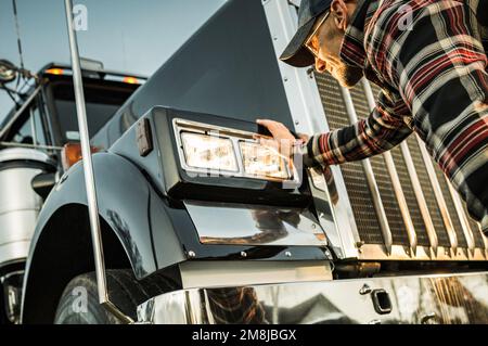 Felice sorridente nuovo proprietario di camion di semi. Caucasian Trucker nel suo 40s ricevere le chiavi al suo nuovo veicolo. Tema dell'industria dei trasporti. Foto Stock