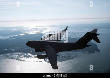 Una vista aria-aria di un C-17 Globemaster III dalla 437th Airlift Wing, Charleston AFB, South Carolina. Base: Isle of Palms Stato: South Carolina (SC) Paese: Stati Uniti d'America (USA) Foto Stock