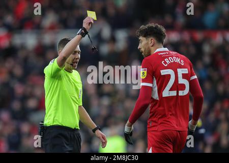 Middlesbrough, Regno Unito. 14th Jan, 2023. L'arbitro Matthew Donohue assegna un cartellino giallo a Matt Crooks #25 di Middlesbrough durante la partita del campionato Sky Bet Middlesbrough vs Millwall al Riverside Stadium, Middlesbrough, Regno Unito, 14th gennaio 2023 (Foto di James Heaton/News Images) a Middlesbrough, Regno Unito il 1/14/2023. (Foto di James Heaton/News Images/Sipa USA) Credit: Sipa USA/Alamy Live News Foto Stock