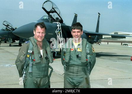 Brig. GEN. Benjamin Zin, (a sinistra) Iraeli Air Force Attache, e CAPT. Todd Boyd, 336th Fighter Squadron, posa davanti a un F-15E. La 4th Wing ospitò ufficiali dell'Iraeli Air Force. MAJ. GEN. Herzel Bodinger, Comandante delle forze aeree di Iraeli e Brig. GEN. Benjamin Zin, sono stati invitati da GEN. Loh, Combat Command Commander. Durante la visita di otto ore degli ufficiali israeliani sono stati informati sulle capacità del F-15E. Base: Seymour Johnson Air Force base Stato: North Carolina (NC) Paese: Stati Uniti d'America (USA) Foto Stock