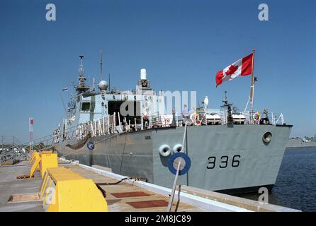 Una vista sul quarto porto della fregata canadese HMCS MONTREAL (FFH-336) è legata alla stazione navale per una visita al porto. Base: Mayport Stato: Florida (FL) Paese: Stati Uniti d'America (USA) Foto Stock