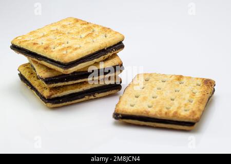 Biscotti ricoperti di cioccolato isolati su bianco Foto Stock