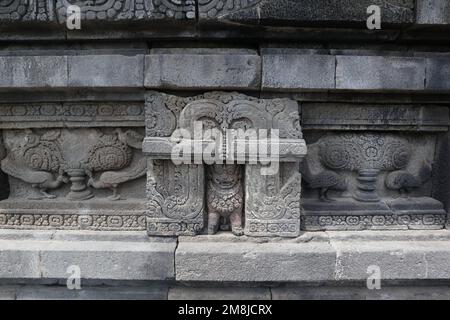 Rilievi incisioni indù sui templi di Prambanan, UNESCO, Yogyakarta, Isola di Giava, Indonesia Foto Stock