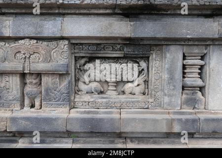 Rilievi incisioni indù sui templi di Prambanan, UNESCO, Yogyakarta, Isola di Giava, Indonesia Foto Stock