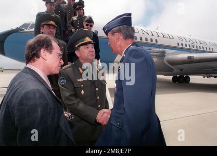 Le forze spaziali russe arrivano alla prima tappa di un tour di cinque giorni delle strutture militari statunitensi. IL MAJ Gen Patrick Caruana, Comandante 14th Air Force, saluta la Gen col Vladimir Ivanov all'arrivo. Base: Vandenberg Air Force base Stato: California (CA) Paese: Stati Uniti d'America (USA) Foto Stock