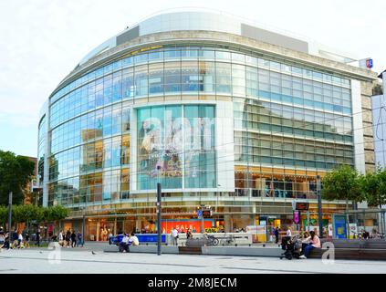 La moderna facciata in vetro del grande magazzino di abbigliamento Peek & Cloppenburg nel centro di Düsseldorf/Germania. Foto Stock