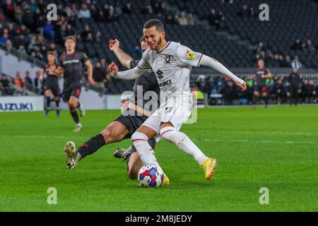 Il Milton Keynes Dons Nathan Holland viene sfidato da Adam Jackson di Lincoln City durante la seconda metà della partita della Sky Bet League 1 tra MK Dons e Lincoln City allo Stadio MK, il 14th gennaio 2023 a Milton Keynes. (Credit: John Cripps | MI News) Credit: MI News & Sport /Alamy Live News Foto Stock