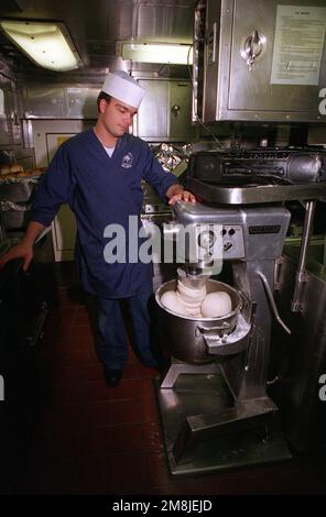 SPECIALISTA dei pasticci terza Classe (MS3) Tim Martin produce pasta di pane nella cucina del sottomarino d'attacco nucleare USS NORFOLK (SSN-714). Paese: Chesapeake Bay Foto Stock