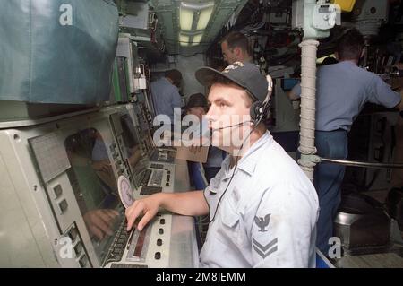 Il tecnico antincendio di seconda Classe (ft2) Matthew Beaker è in piedi a guardare un pannello di controllo antincendio nella sala di controllo del sottomarino ad attacco nucleare USS NORFOLK (SSN-714). Paese: Chesapeake Bay Foto Stock