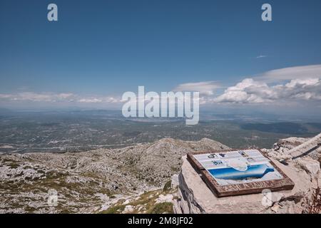 La vista da un punto panoramico sulla cima di una montagna con una mappa della zona in primo piano Foto Stock