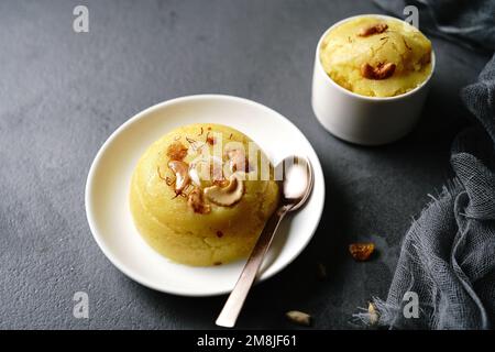 Rava kesari fatto in casa o budino di semola dolce, focu selettivo Foto Stock