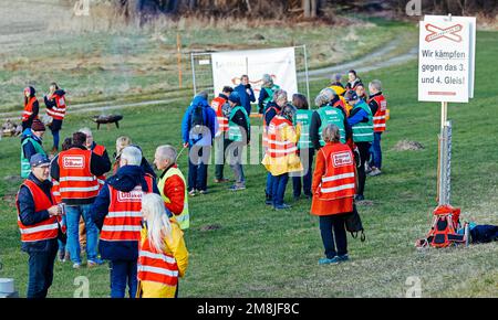 Rosenheim, Germania. 14th Jan, 2023. I consigli di amministrazione delle iniziative dei cittadini nel distretto di Rosenheim si riuniscono in un incontro informativo contro la controversa nuova costruzione della linea ferroviaria a doppio binario attraverso la Valle dell'Inn Bavarese. La nuova linea deve essere un elemento di alimentazione del tunnel di base del Brennero, in costruzione in Austria e in Italia e la cui realizzazione è prevista per dieci anni. La linea tedesca non è prevista per entrare in funzione fino alle 2040:00 circa. Credit: Uwe Lein/dpa/Alamy Live News Foto Stock