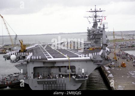 Stern in vista della portaerei nucleare USS GEORGE WASHINGTON, CVN 73, si prepara a ripulire il molo 12, la base navale di Norfolk, per iniziare il suo primo dispiegamento nel Mar Mediterraneo. Il grande rimorchiatore del porto OKMULGEE, YTB 765, si trova nel quartiere portuale della compagnia di trasporto che la aiuta a farla partire. Base: Hampton Roadstead Stato: Virginia (VA) Nazione: Stati Uniti d'America (USA) Foto Stock