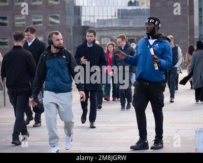 London Bridge a Londra UK. Raccolta fondi faccia a faccia, raccolta fondi Street, Carity Workers for Inside Success un'impresa sociale per 16-24 anni che crea una rivista interattiva digitale, che viene venduta per strada, holding Company è ALL'INTERNO DI SUCCESS UNION C.I.C. Foto Stock