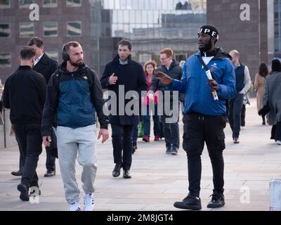 London Bridge a Londra UK. Raccolta fondi faccia a faccia, raccolta fondi Street, Carity Workers for Inside Success un'impresa sociale per 16-24 anni che crea una rivista interattiva digitale, che viene venduta per strada, holding Company è ALL'INTERNO DI SUCCESS UNION C.I.C. Foto Stock