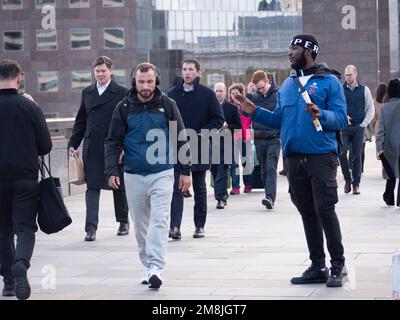 London Bridge a Londra UK. Raccolta fondi faccia a faccia, raccolta fondi Street, Carity Workers for Inside Success un'impresa sociale per 16-24 anni che crea una rivista interattiva digitale, che viene venduta per strada, holding Company è ALL'INTERNO DI SUCCESS UNION C.I.C. Foto Stock