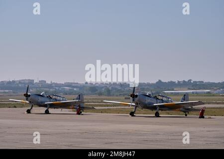 Un'immagine di aeroplani bianchi classici al museo dell'aria a Sintra, Portogallo. Foto Stock