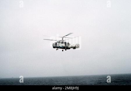 Un elicottero russo Ka-27PS Helix-D, in volo, dopo il decollo dal cacciatorpediniere USS HAYLER (DD-997) durante la fase 1 dell'operazione Baltic '94. La HAYLER è il fiore all'occhiello di BALTOPS 94. Oggetto/Serie: BALTOPS 94 Paese: Mar Baltico Foto Stock