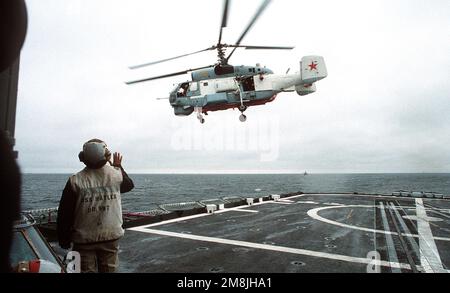 Un elicottero russo Ka-27PS Helix-D parte per la sua nave madre, la fregata missilistica guidata russa NEUSTRASHIMYY (FFG-712), dopo essere diventato il primo aereo russo ad atterrare a bordo del cacciatorpediniere USS HAYLER (DD-997) durante la fase 1 dell'operazione Baltic '94. La HAYLER è il fiore all'occhiello di BALTOPS 94. Oggetto/Serie: BALTOPS 94 Paese: Mar Baltico Foto Stock