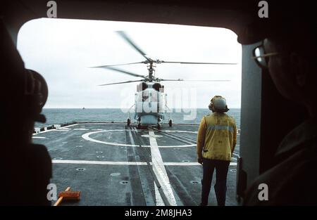 Un elicottero russo Ka-27PS Helix-D si prepara a scendere dal ponte di volo del cacciatorpediniere USS HAYLER (DD-997) dopo essere diventato il primo aereo russo ad atterrare a bordo della nave ammiraglia per BALTOPS 94. Esercizio l'operazione Baltic '94 è un esercizio multinazionale sponsorizzato dagli Stati Uniti. Oggetto/Serie: BALTOPS 94 Paese: Mar Baltico Foto Stock