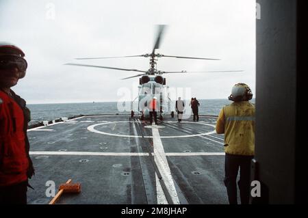 Un elicottero russo Ka-27PS Helix-D diventa il primo aereo russo ad atterrare a bordo del cacciatorpediniere USS HAYLER (DD-997) durante la fase 1 dell'operazione Baltic '94. La HAYLER è il fiore all'occhiello di BALTOPS 94. Oggetto/Serie: BALTOPS 94 Paese: Mar Baltico Foto Stock