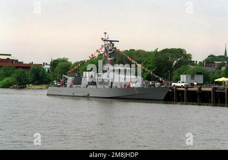 Una vista a dritta della barca di pattuglia costiera USS TYPHOON (PC-5) legata al North Robinson Pier duirng una visita al porto di Alessandria, Virginia per l'annuale festival della Croce Rossa. Base: Potomac River Paese: Stati Uniti d'America (USA) Foto Stock