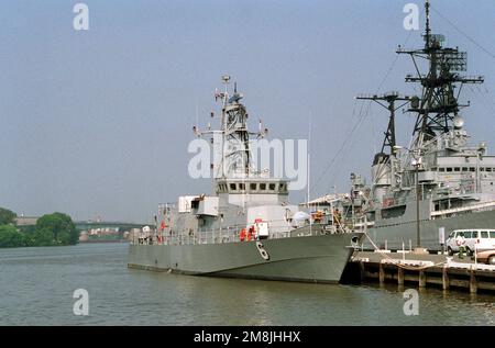 Una vista a dritta dell'imbarcazione di pattuglia costiera USS SIROCCO (PG-6), di recente commissionata, è collegata al molo uno del Washington Navy Yard. Base: Anacostia River Stato: District of Columbia (DC) Paese: Stati Uniti d'America (USA) Foto Stock