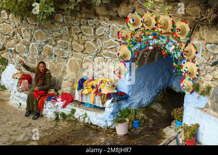 Nord Africa. Marocco. Chefchaouen. Una donna fa un berbero tradizionale cappelli Foto Stock