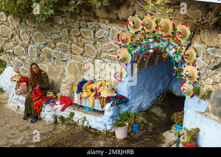 Nord Africa. Marocco. Chefchaouen. Una donna fa un berbero tradizionale cappelli Foto Stock