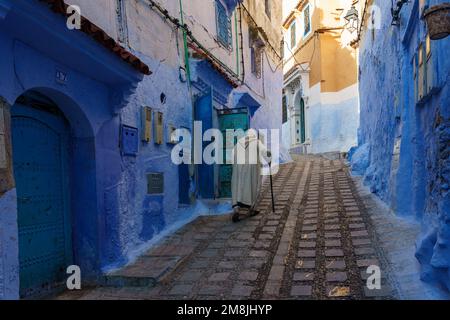 Nord Africa. Marocco. Chefchaouen. Un vecchio vestito in un vicolo vicolo in una strada blu della medina Foto Stock
