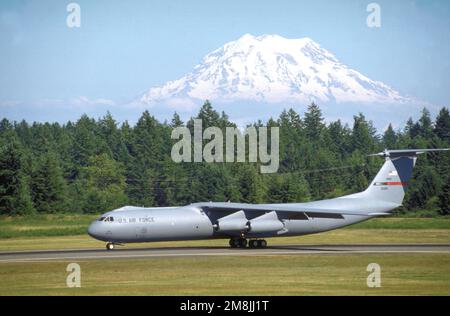 A C-141 con la 60th AW da Travis AFB, Calif., taxi dopo l'arrivo a McChord AFB, Washington, durante RODEO 94. Panoramica sul Monte Rainier è sullo sfondo. Soggetto operativo/Serie: RODEO '94 base: McChord Air Force base Stato: Washington (WA) Paese: Stati Uniti d'America (USA) Foto Stock