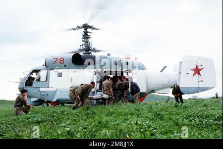 I fanti russi lavorano insieme caricando barelle su un elicottero russo di ricerca e salvataggio Ka-27PS Helix-D per evacuare il personale colpito da una simulazione di terremoto vicino a Vladivostok, Russia, durante l'esercizio combinato di soccorso in caso di disastro americano-russo. Oggetto/Serie: COOPERAZIONE DAL MARE base: Vladivostok Stato: Siberia Paese: Russia (RUS) Foto Stock