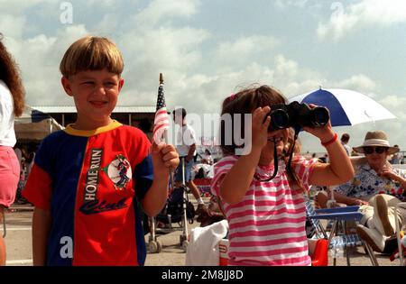 Chad e Ashley Deweese tengono un'occhiata per il loro padre, ABE2 Matt Deweese, dal molo della Naval Station Mayport come la portaerei USS SARATOGA (CV-60) arriva dalla sua crociera finale, un impiego di sei mesi nel Mediterraneo. Base: Mayport Stato: Florida (FL) Paese: Stati Uniti d'America (USA) Foto Stock