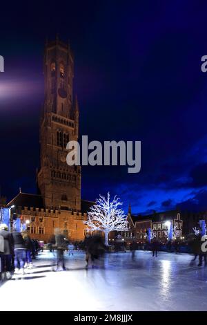 La gente di pattinaggio di Natale sulla pista di pattinaggio su ghiaccio, città di Bruges, Fiandre Occidentali, Regione fiamminga del Belgio. Foto Stock