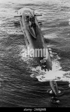 Vista aerea a poppa di un sottomarino d'attacco nucleare russo della classe Victor III della flotta settentrionale in corso in superficie. Paese: Mar Baltico Foto Stock