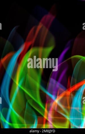 Un Nightclub sfondo Wavy Light al neon Swirls su sfondo nero Foto Stock