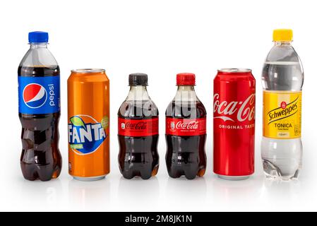 Italia - 14 gennaio 2023: Lattine di Coca cola e Fana con bottiglie di plastica di acqua tonica di Pepsi e schweppes isolate su famose bibite bianche Foto Stock