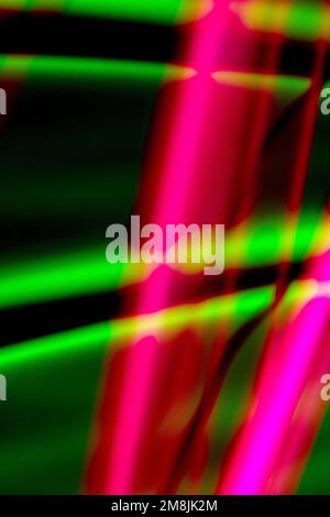 Un Nightclub sfondo Wavy Light al neon Swirls su sfondo nero Foto Stock