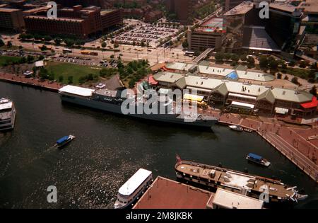 Una vista aerea a dritta della nave brasiliana di addestramento del cadetto ausiliario BRASIL (U-27) legata alla parete ovest del porto interno durante una visita al porto. La storica COSTELLAZIONE USF della fregata a vela di 36 cannoni si trova nell'angolo in basso a destra della fotografia. Base: Baltimore Stato: Maryland (MD) Paese: Stati Uniti d'America (USA) Foto Stock