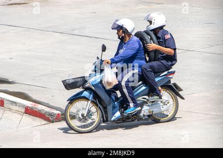 SAMUT PRAKAN, THAILANDIA, ottobre 12 2022, due uomini portano pneumatici su una moto Foto Stock