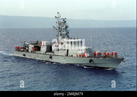 Una vista di prua a dritta del velivolo costiero USS TEMPEST (PC-2) in corso al largo della costa di Haiti. Le Nazioni Unite (ONU) hanno decretato un embargo marittimo per costringere il governo illegale attualmente al potere e per ristabilire il governo correttamente eletto. Oggetto operazione/Serie: SOSTEGNO ALLA DEMOCRAZIA base: USS Tempest Paese: Mar dei Caraibi Foto Stock